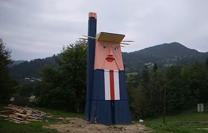 Оствариле се претње: Спаљена статуа Трампа са коцкастом главом