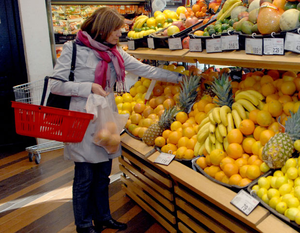 На касама цегери, биоразградиве и папирне кесе, а “пластика” код воћа: Инспекција у контроли продавница