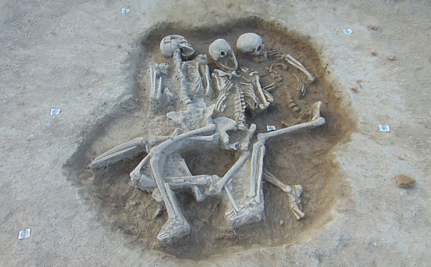 У гробници старој 5.000 година три испреплетена костура