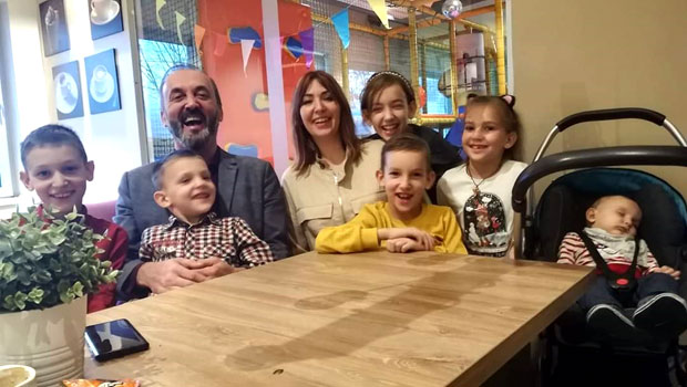 Имају пет синова и две ћерке, дан им почиње песмом, а завршава се бајком: Аутор филма Четири руже и његова супруга очекају још једну принову и кажу да су деца њихов највећи успех у животу