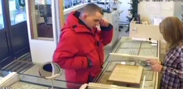 Пљачка златаре у Новом Саду која је кренула наопако: Испрскао је продавачицу сузавцем, али није могао да изађе  (ВИДЕО)