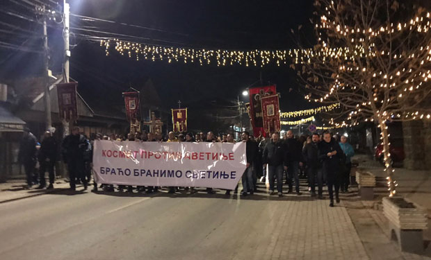„Космет против аветиње, браћо бранимо светиње“: Срби се окупили у Грачаници и послали снажну поруку верницима у Црној Гори (ФОТО)