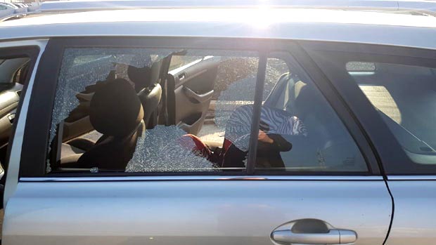 Његово троје деце за длаку избегло несрећу: Прњаворчанин тврди да је у вожњи погођен залуталим метком (ВИДЕО)