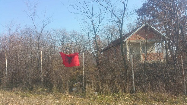Нове провокације: Застава АЛБАНИЈЕ на СРПСКОМ гробљу