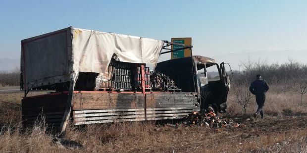 Експлозија и пожар код Ниша: Преврнуо се камион пун пића и изгорео крај пута