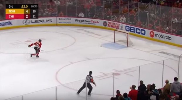 Голман Чикага постигао је нешто што га је сврстало у јединих 12 потеза НХЛ (ВИДЕО)