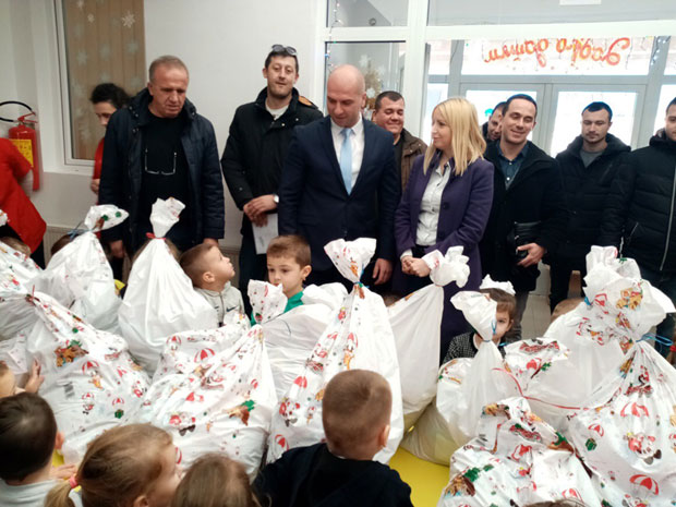 Симић уручио пакетиће за малишане у вртићу у Прилужју поводом Православне Нове године