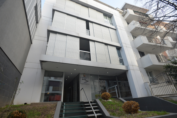 Туга у ваздуху на Врачару: Закључана врата стана Неде Арнерић, ролетне спуштене, а комшије и даље у шоку