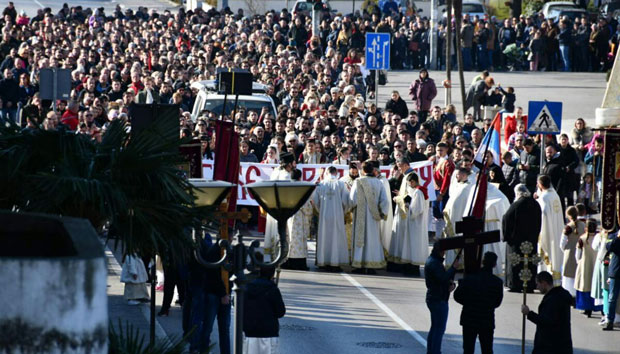 Преко 10 хиљада грађана у протестима у Бару: Амфилохије рекао да је Божје неуништиво