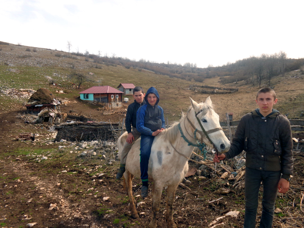 Да им се бар седмо дете роди уз сијалицу: Породица Јелић још не може да се усели у кућу коју су им саградили добротвори