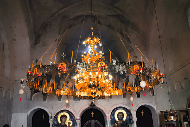 Они су први бранили светиње: Отац и два сина завршили у затвору јер су спречили присталице Мирашеве невладине организације да отму цркву