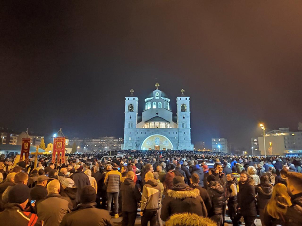 Незапамћена ноћ у Подгорици: Племе Куча стигло на литију, овације за потомке Марка Миљанова, пешачили су 16 километара сатима (ВИДЕО)