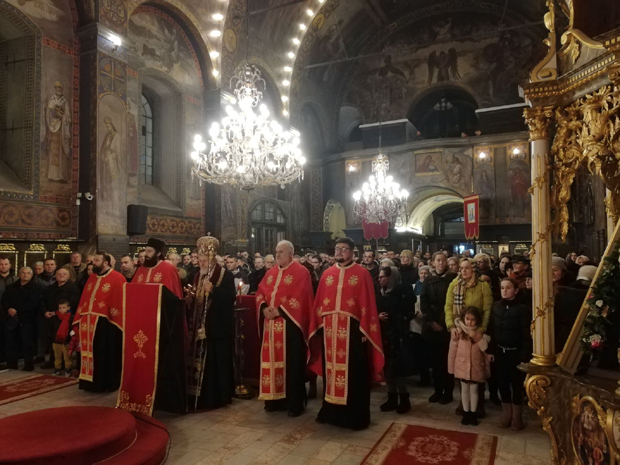 Молебан за светиње у Црног Гори: Више стотина Шапчана у литији на градским улицама (ФОТО)