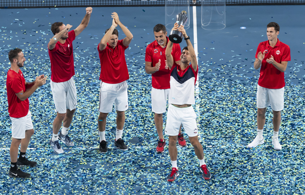 Марш на Дрину, Видовдан и шампањац: Ђоковић запевао и покренуо прославу Србије у Сиднеју (ВИДЕО)