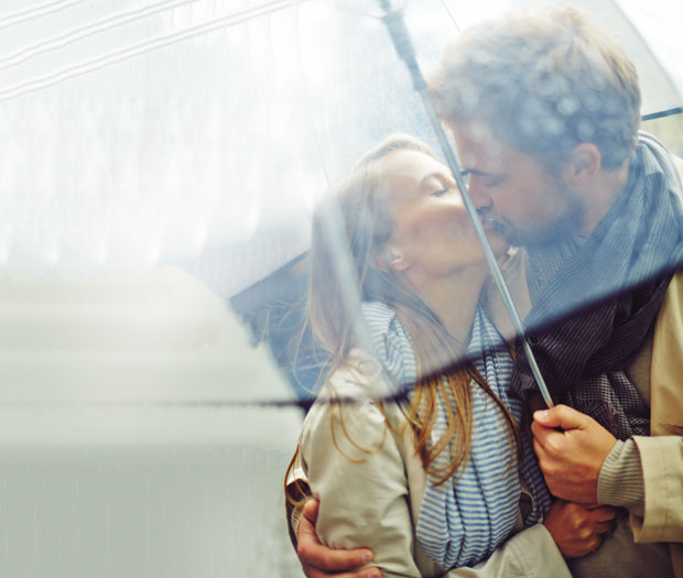 Немојте подлегати заблудама: Пољубац на киши није романтичан
