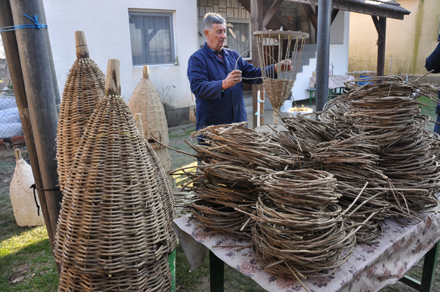 Од дивље лозе и прућа плете кошнице за пчеле: Инжењер машинства своје ројеве гаји по традицији