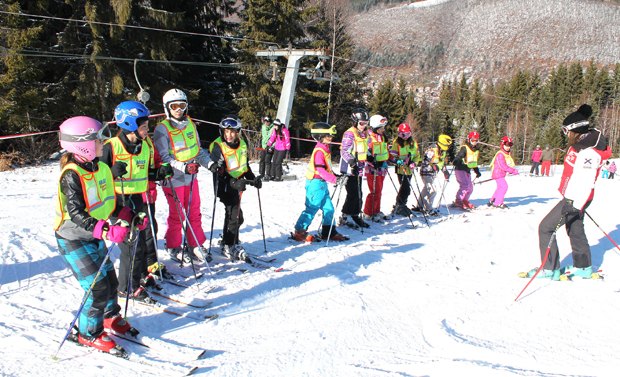 Стаза блага и кратка, око ногу скијаша се мотају деца, а цена ски-паса хиљадаркa: На недовршеном скијалишту на падинама Златара свако сваком смета