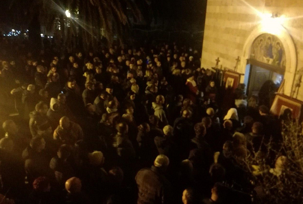 Будва против спорног закона: После молебана кренула километарска литија (ФОТО)