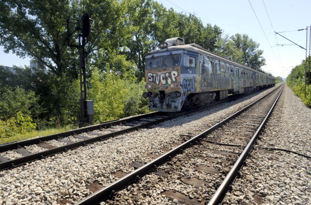 Ужас у Футогу: На железничкој прузи пронађен мушкарац обешен о сигнализацију