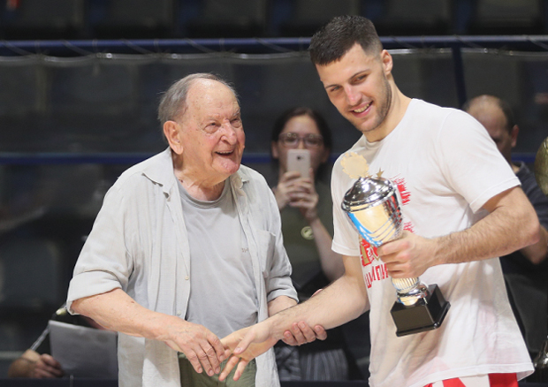 Звезда даривала легендарног глумаца Власту Велисављевића (ВИДЕО)