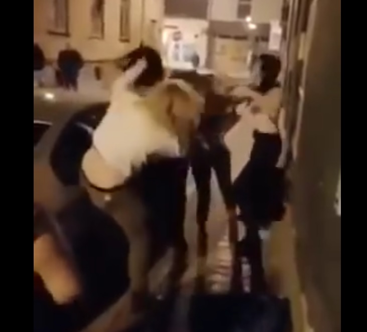 Четири девојке се ТУКУ, а мушкарци НАВИЈАЈУ: Хаос у Славонском Броду избио због ДЕЧКА? (ВИДЕО)