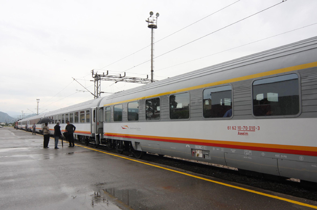 Карте морају да исписују ручно: Пао систем ЦГ Железнице, а сви из информатике на боловању