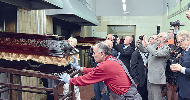 Чувени филмски Топаловићи покушавали да рашире овај обичај: Да ли је идеја о кремацији заживела међу Србима?