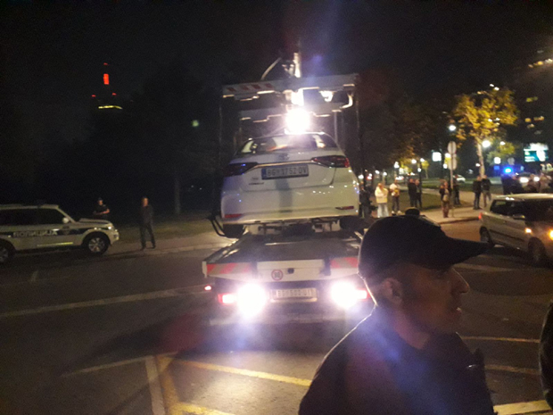 ИНТЕРВЕНТНА КОД УШЋА: Инспекција запленила возила CarGo, ухапшен менаџер, возачи лежали испред аутомобила (Фото)
