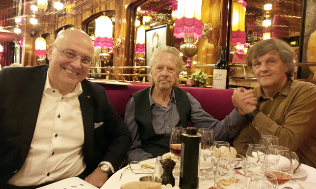 Хандкеу с љубављу вино и ракија из Србије: Кустурица и министар Вукосављевић са нобеловцем на вечери у Паризу (ФОТО)