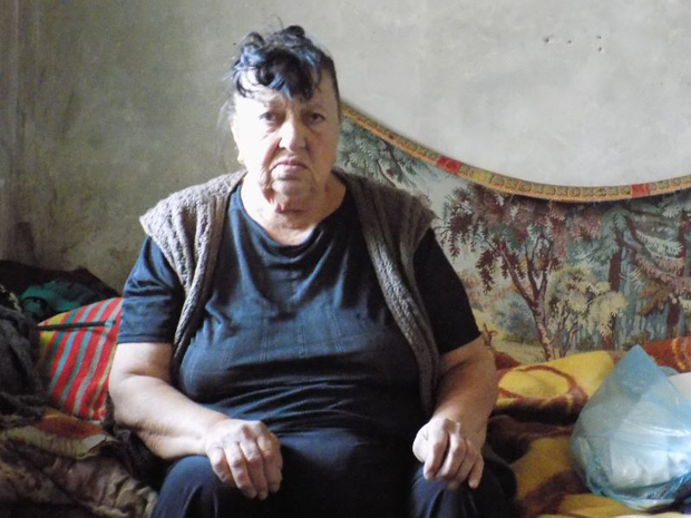 Затекли смо је са корицом хлеба и шаком лекова: Бака Мира (71), избеглица са Косова, живи у рушевини без воде и струје