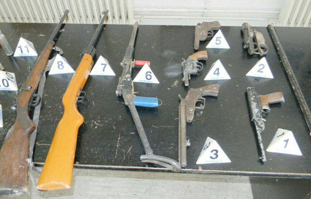 УХАПШЕН 77-ГОДИШЊАК: У кући крио арсенал оружја и муниције (ФОТО)