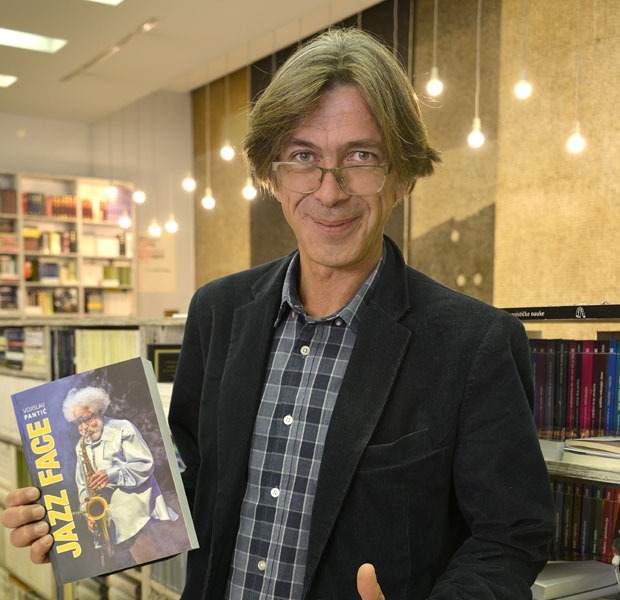 Кад Гилеспи интервјуише новинара