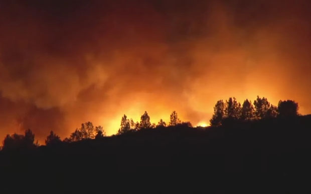 Пожар гута хиљаде хектара северно од Сан Франциска, снажан ветар отежава гашење, наређена евакуација становништва (ВИДЕО)
