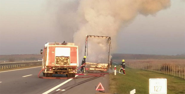 ДРАМА КОД БЕШКЕ: Запалио се камион, ватрогаци се боре са ватром 