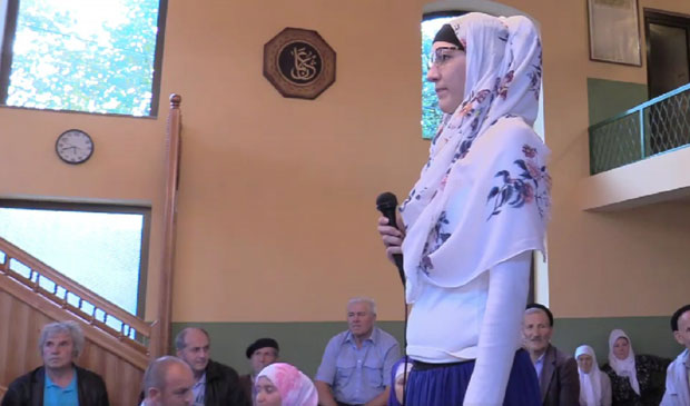 Александра (28) из Чачка удала се за Бошњака и променила веру, а снимак њеног преласка у ислам изазвао је салву увреда, али и подршку (ВИДЕО)