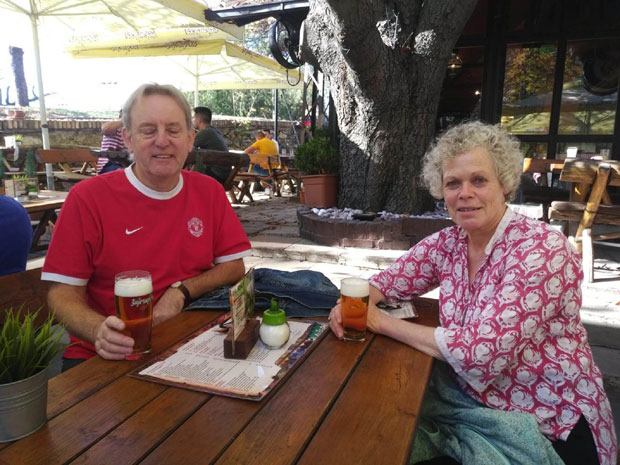 УЖИВАЈУ НА БЕОГРАДСКОМ СУНЦУ ДОК ЧЕКАЈУ МЕЧ СА ПАРТИЗАНОМ: Иjан и Сузан прате Ђаволе бар три пута годишње