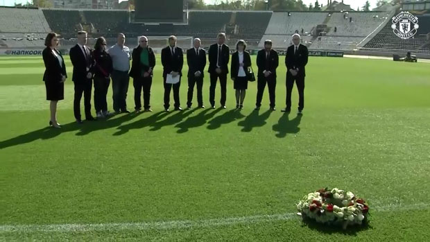 ПОШТА БЕЈЗБИЈЕВИМ БЕБАМА: Делегација Манчестер јунајтеда одржала комеморацију на стадиону Партизана