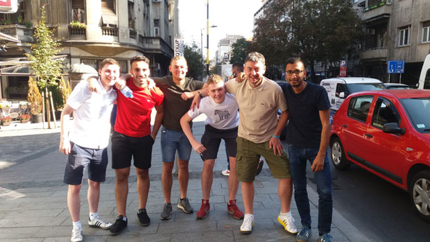 НАВИЈАЧИ ЈУНАЈТЕДА ОДУШЕВЉЕНИ БЕОГРАДОМ: Пиво јефтино, храна укусна, а девојке прелепе...