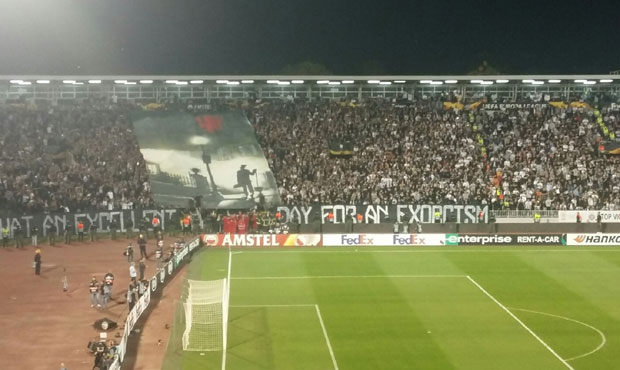 КАКАВ ДИВАН ДАН ЗА ЕГЗОРЦИЗАМ: Гробари украли заставу навијачима Јунајтеда, па послали снажну поруку Енглезима (ВИДЕО)