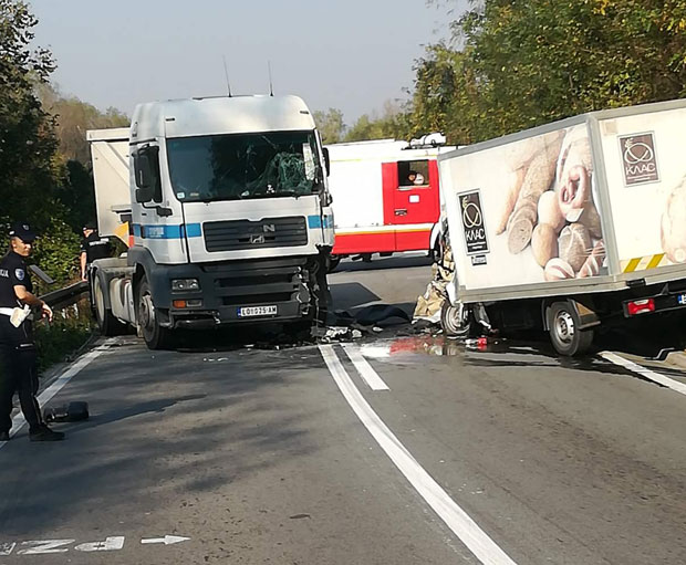 Судар теретњака на магистралном путу код Лознице: Повређена једна особа, хитно превезена у болницу