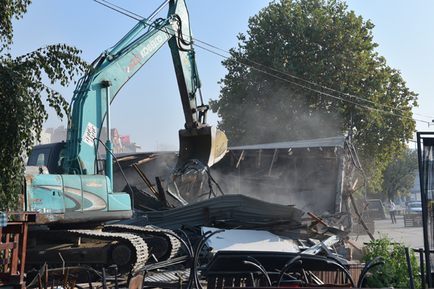 Промаја изграђена нелегално, руше је по налогу суда због обнове Савског кеја (Фото / Видео)