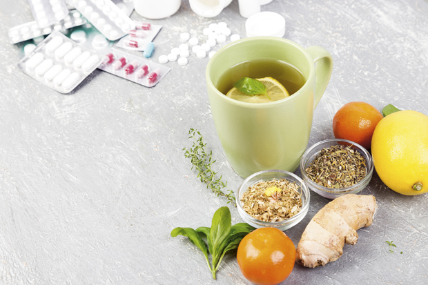 Природни лекови против прехладе: Лист бундеве за снижавање температуре, а слани раствор за смањење бола у грлу
