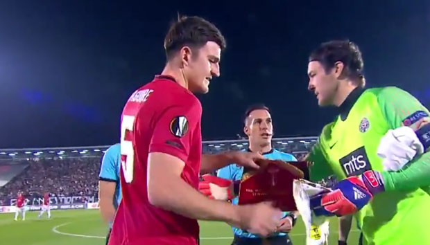 КАКВА ЗАБУНА: Мегвајер заборавио како иде процедура бацања новчића пре почетка меча (ВИДЕО)