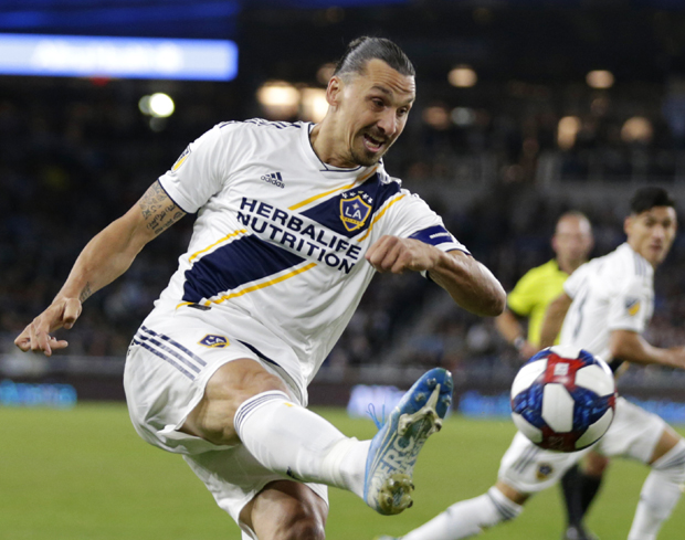 ИБРАХИМОВИЋ СЕ НЕ СУЗДРЖАВА У ОБРАЧУНУ СА НАВИЈАЧИМА: Златан прешао спортску игрицу на виши ниво (ВИДЕО)