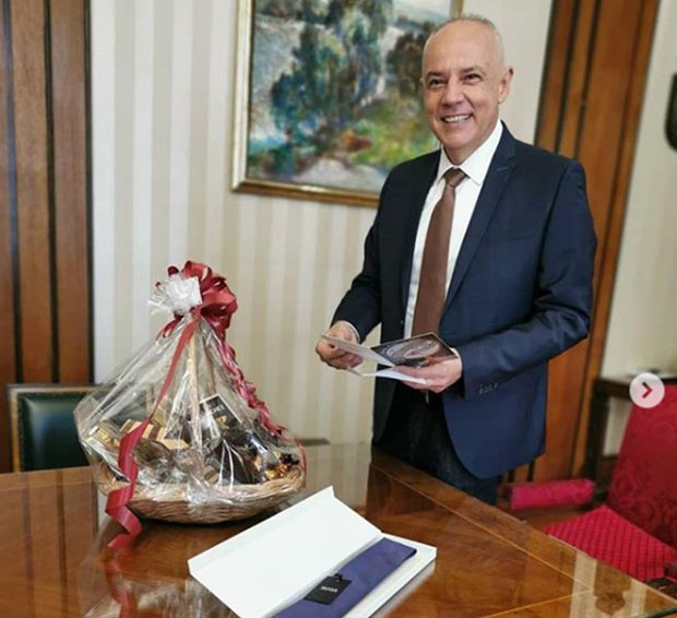 Шпијунка: Корпа слаткиша за Радојичића