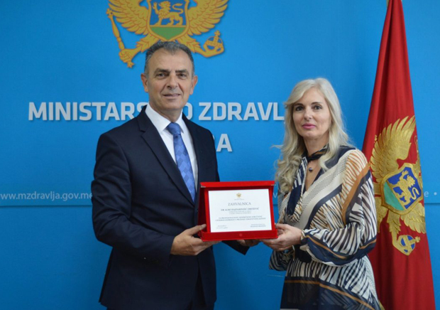 ХЕРОИНА ОСВЕТЛАЛА ОБРАЗ ЗДРАВСТВУ: Докторки која је спасила дете уручена захвалница Министарства здравља