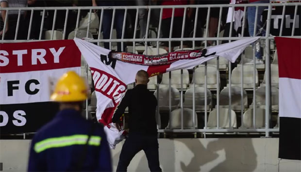 ЦРНО-БЕЛИ ТРОФЕЈ ПРОТИВ МАНЧЕСТЕРА: Погледајте како је навијач Партизана украо заставу Јунајтеда (ВИДЕО)