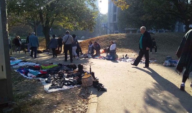 Нелегални продавци се бахате: Ругло код бањичких Пет солитера