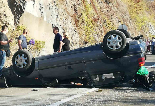 ТЕЖАК УДЕС НА ИБАРСКОЈ МАГИСТРАЛИ: Ауто се преврнуо на кров, повређене три особе