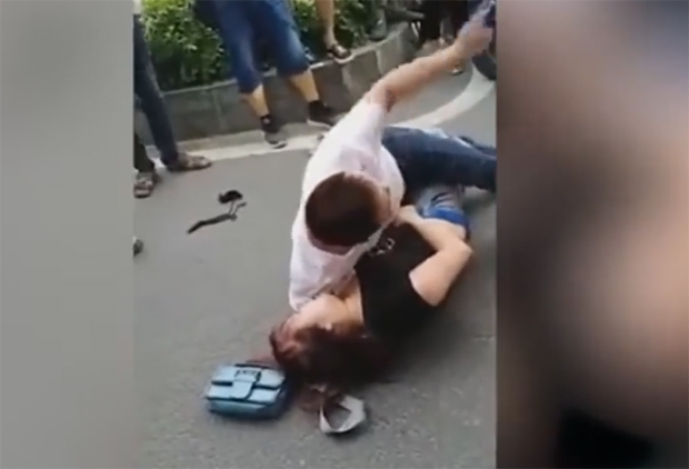 Разбеснеле жене су хтеле да јој исцепају одећу насред улице: Телом бранио љубавницу од супруге (ВИДЕО)